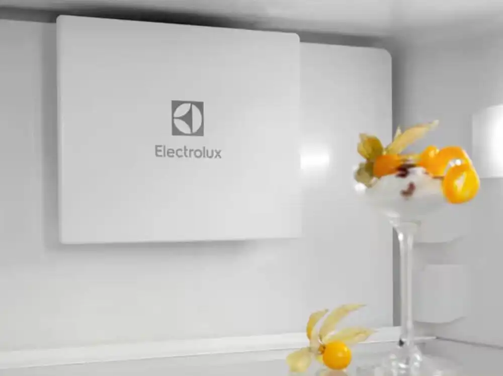 Встраиваемые холодильники  ELECTROLUX/ Холодильник комбинированный, встраиваемыйTwinTech 600, скользящие направляющие, No Frost (морозильная камера), сенсорное управление, полезный объём: 269 л (207 + 62 л), зона свежести, перенавешиваемые двери,полка для вина,54x54.9x188.4 см, белый фото 3